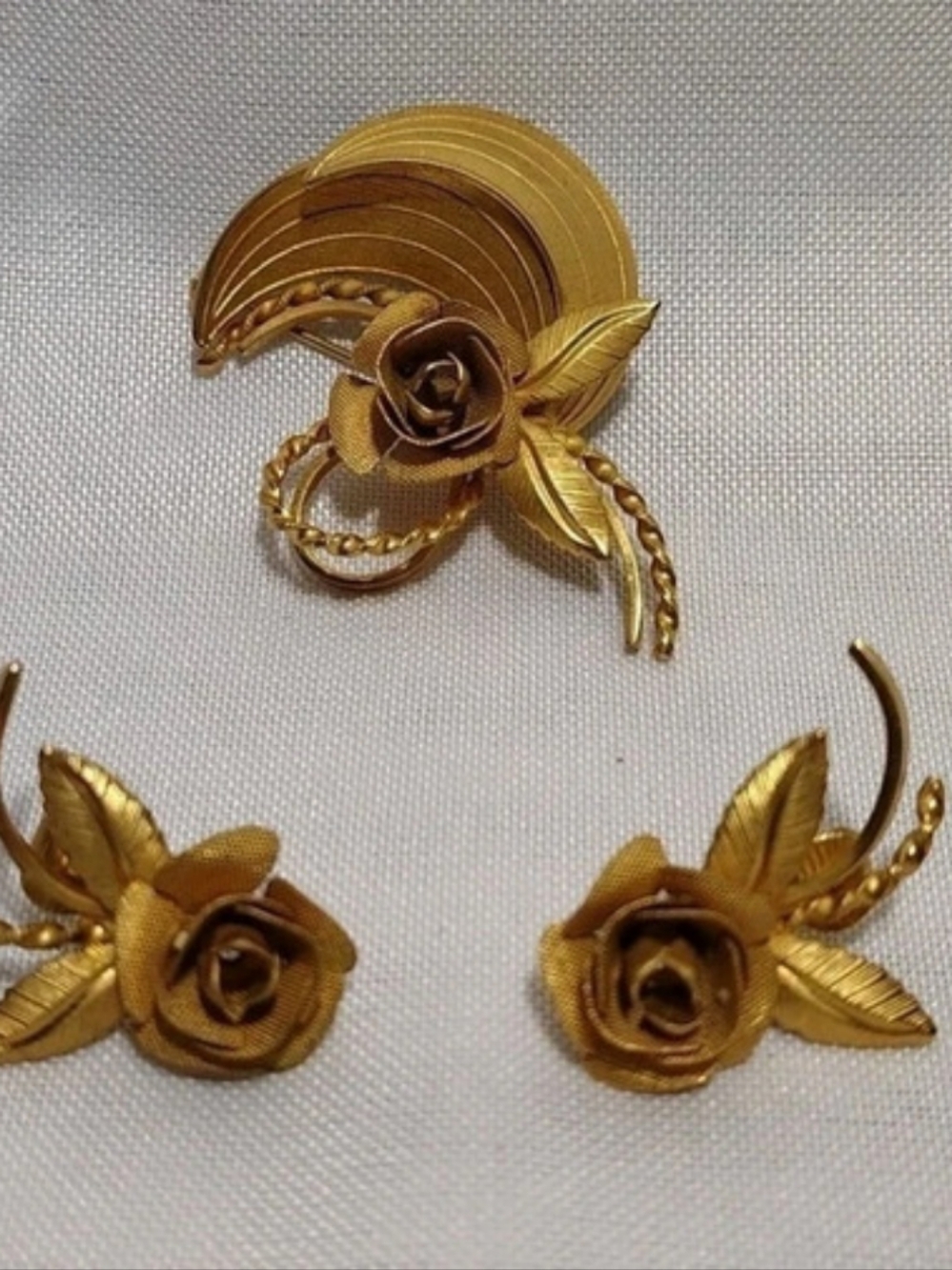 Vintage Gold Tone Floral Brooch & Earrings Set